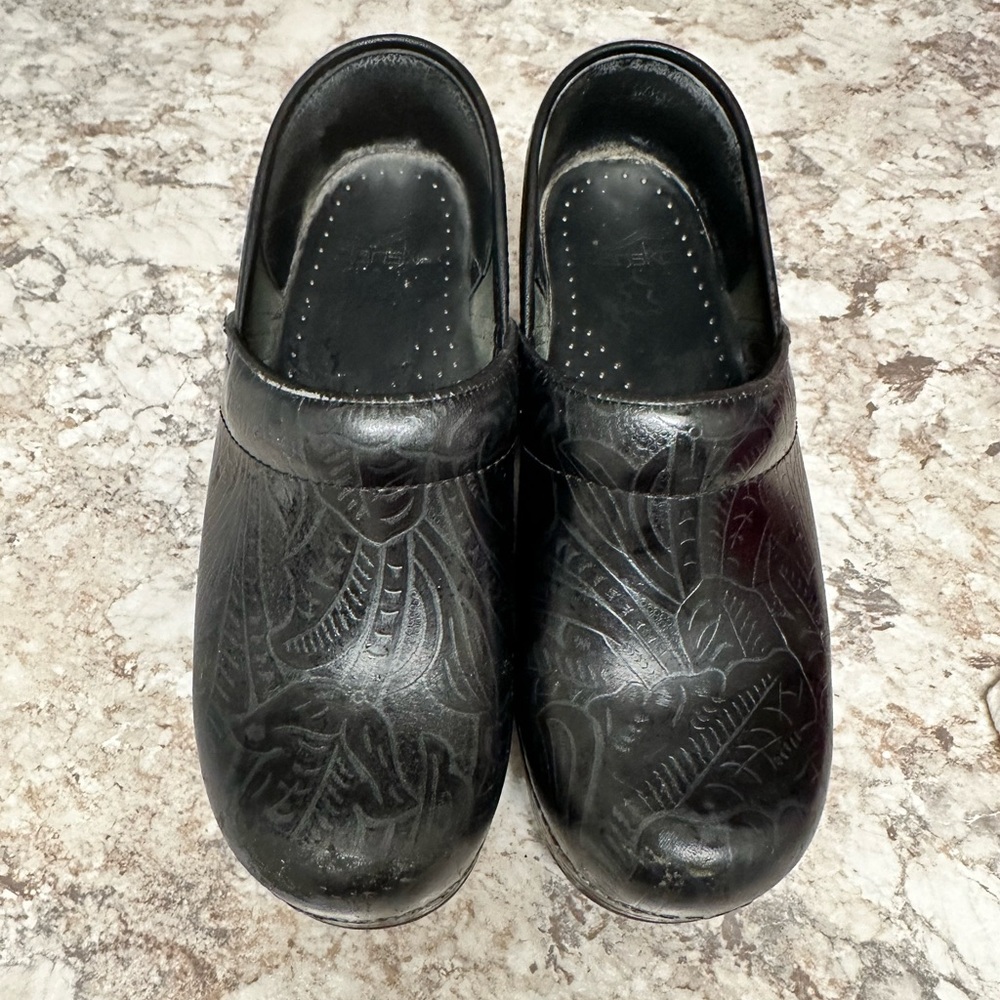 Dansko Embossed Leather Clogs size 39 Black